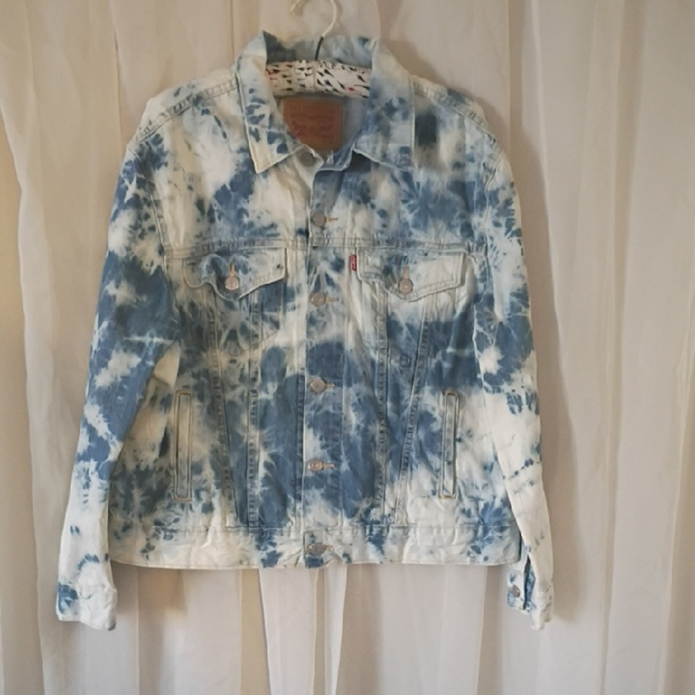 Levi's Women's Blue and White Denim Jacket